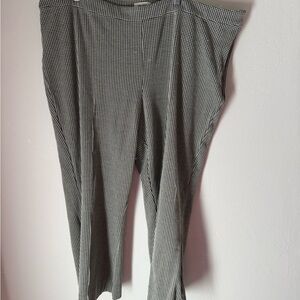 Stylish Black and White Checkered Women's Cropped Pants